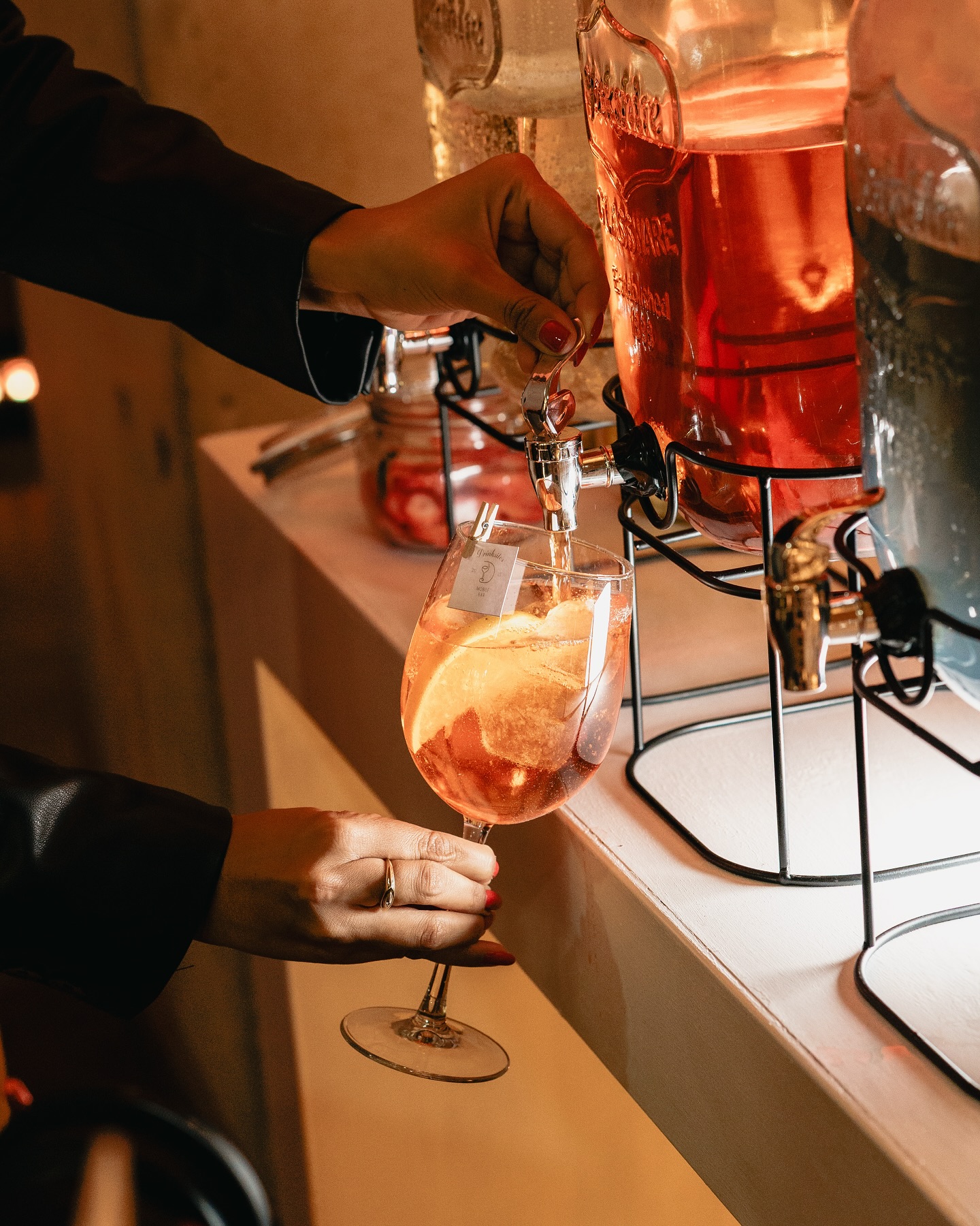 Cócteles Drinksitos servidos en un evento privado