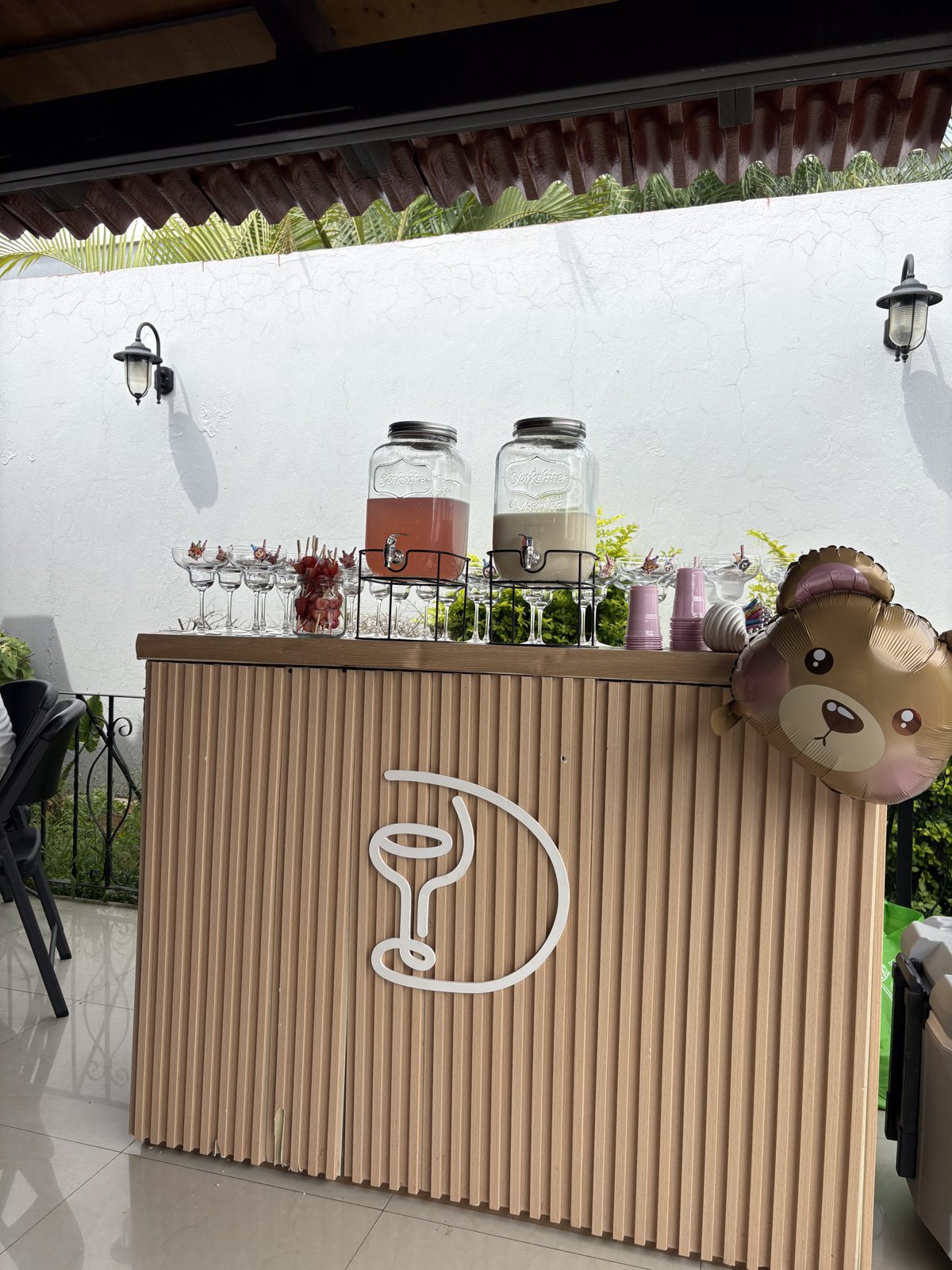 Barra móvil Drinksitos con dispensadores y logo - eventos en Guadalajara