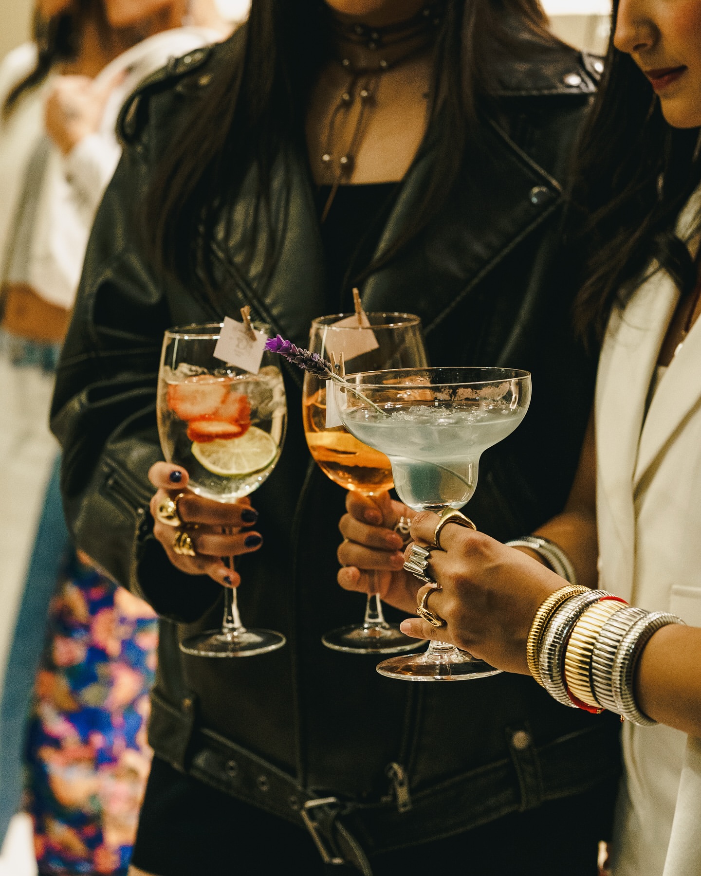 Invitados disfrutando la coctelería Drinksitos en su evento